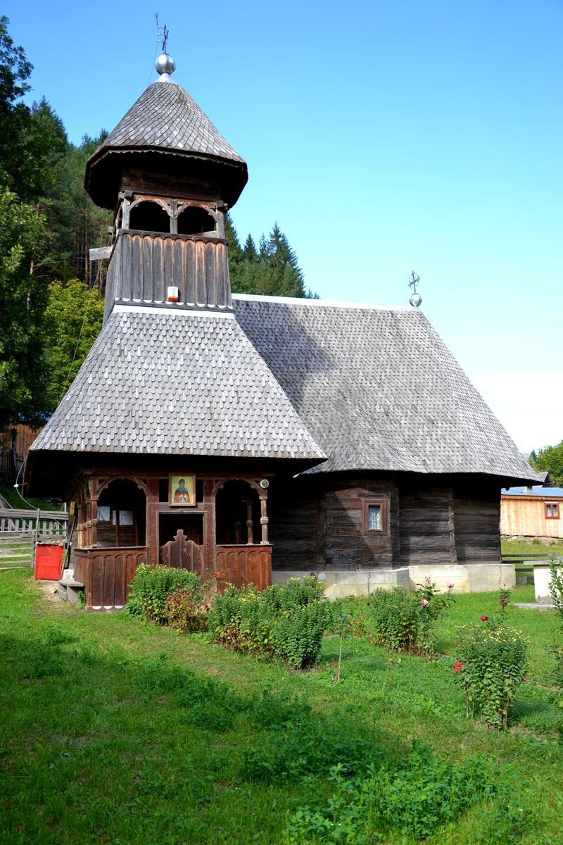 Biserica - vedere exterioară